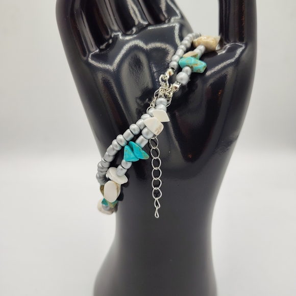 Beautiful Silver and Turquoise Beaded Bracelet With Silvertone Feather Charm - Picture 4 of 4